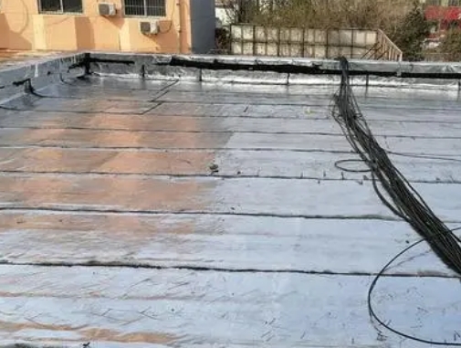 且末卫生间漏水维修公司分享下且末屋面楼顶防水刚性防水层施工要点。